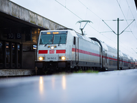 Ein Sturmtief macht dem Bahnverkehr zu schaffen, viele Züge verspäten sich. - Foto: Moritz Frankenberg/dpa