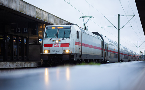 Ein Sturmtief macht dem Bahnverkehr zu schaffen, viele Züge verspäten sich. - Foto: Moritz Frankenberg/dpa
