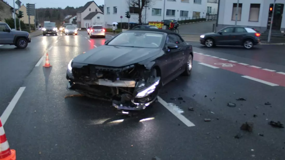 POL-RBK: Bergisch Gladbach - Zwei Verletzte bei Verkehrsunfall mit drei Fahrzeugen - Bild: presseportal.de