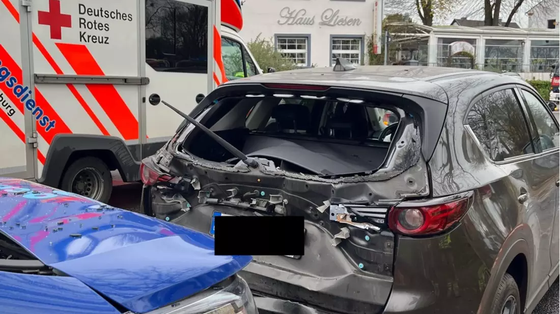POL-DU: Baerl: Verkehrsunfall mit drei Autos - Eine Verletzte - Bild: presseportal.de