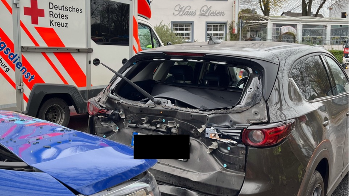 POL-DU: Baerl: Verkehrsunfall mit drei Autos - Eine Verletzte - Foto: presseportal.de