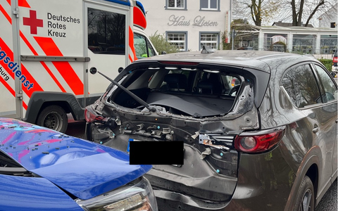 POL-DU: Baerl: Verkehrsunfall mit drei Autos - Eine Verletzte - Foto: presseportal.de