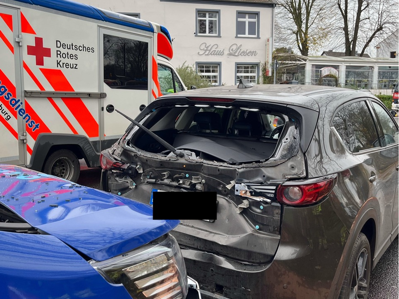 POL-DU: Baerl: Verkehrsunfall mit drei Autos - Eine Verletzte - Foto: presseportal.de