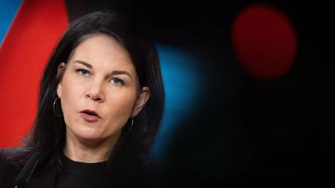 In den vergangenen Tagen hatte sich die Bundesregierung mit einer Einschätzung der dynamischen Lage in Syrien zurückgehalten. Jetzt sagt die Außenministerin: «Das Ende Assads bedeutet für Millionen von Menschen in Syrien ein erstes großes Aufatmen nach einer Ewigkeit der Gräuel des Assad-Regimes.»  - Bild: Sebastian Christoph Gollnow/dpa