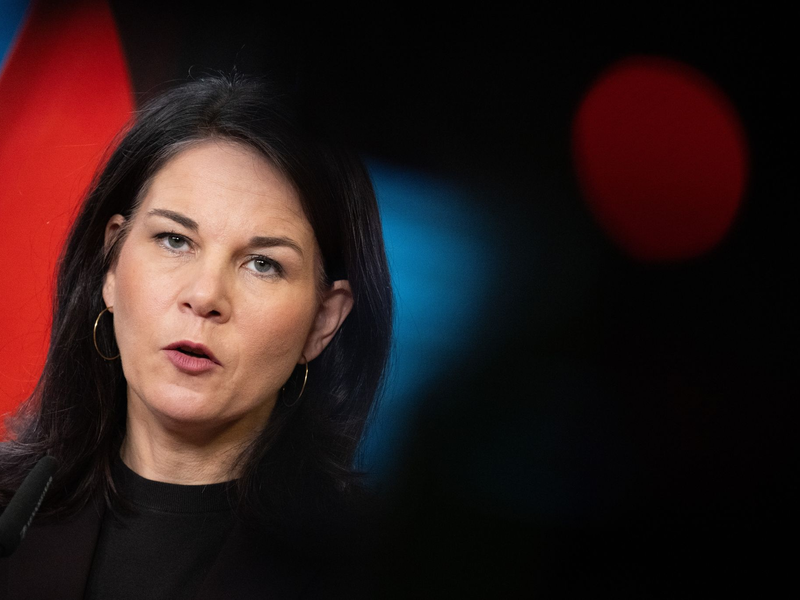 In den vergangenen Tagen hatte sich die Bundesregierung mit einer Einschätzung der dynamischen Lage in Syrien zurückgehalten. Jetzt sagt die Außenministerin: «Das Ende Assads bedeutet für Millionen von Menschen in Syrien ein erstes großes Aufatmen nach einer Ewigkeit der Gräuel des Assad-Regimes.»  - Foto: Sebastian Christoph Gollnow/dpa