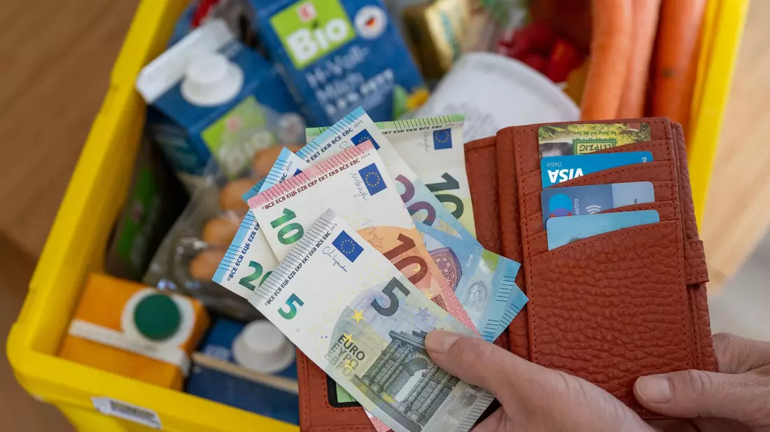 Der tägliche Einkauf ist teurer geworden (Symbolbild) - Bild: Hendrik Schmidt/dpa