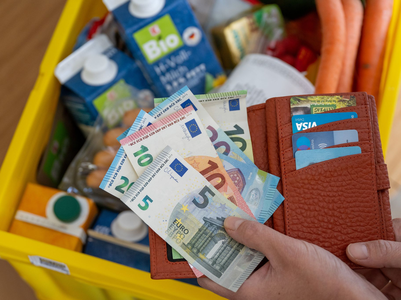 Die Inflation entscheidet über die Kaufkraft der Konsumenten.  - Foto: Hendrik Schmidt/dpa