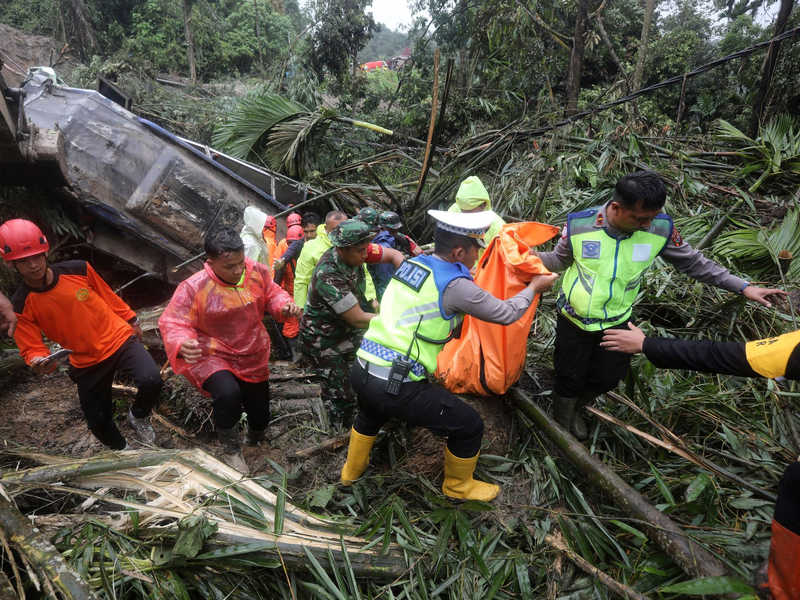 Erdrutsche hatten zahlreiche Menschen verschüttet. - Foto: Binsar Bakkara/AP/dpa