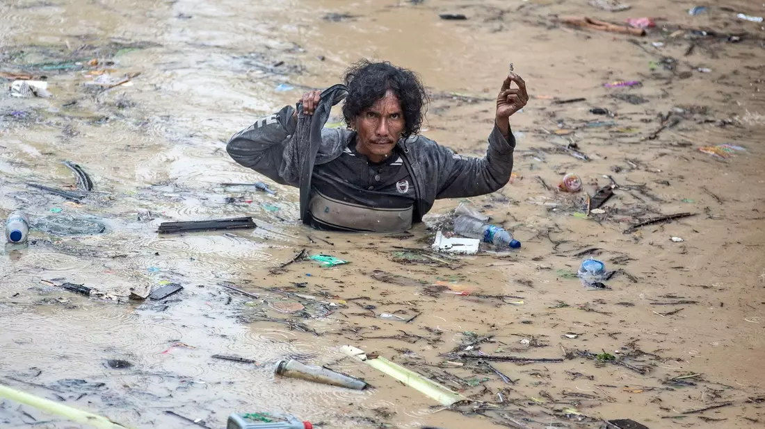 Das Ausmaß der Schäden ist noch unklar. - Bild: Binsar Bakkara/AP/dpa