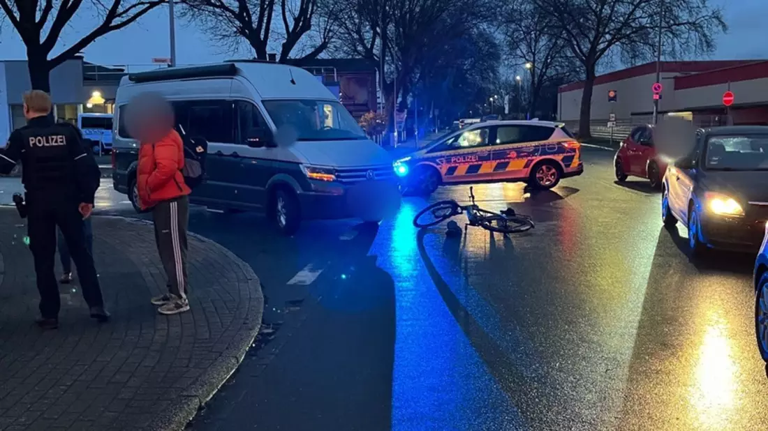 POL-DU: Bergheim: Transporter und Fahrrad kollidieren - eine Person leicht verletzt - Bild: presseportal.de