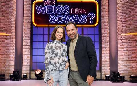Ahoi WaPo Elbe: Adnan Maral und Barbara Prakopenka bei Wer weiß denn sowas? / Das Wissensquiz vom 2. bis 6. Dezember 2024, um 18:00 Uhr im Ersten - Foto: presseportal.de