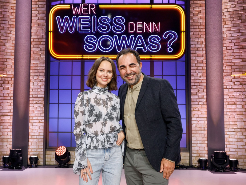 Ahoi WaPo Elbe: Adnan Maral und Barbara Prakopenka bei Wer weiß denn sowas? / Das Wissensquiz vom 2. bis 6. Dezember 2024, um 18:00 Uhr im Ersten - Foto: presseportal.de