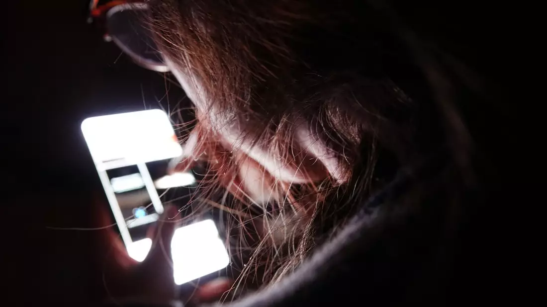 Für die Umsetzung des Gesetzes sind die Tech-Unternehmen verantwortlich. (Symbolbild) - Bild: Weronika Peneshko/dpa/dpa-tmn