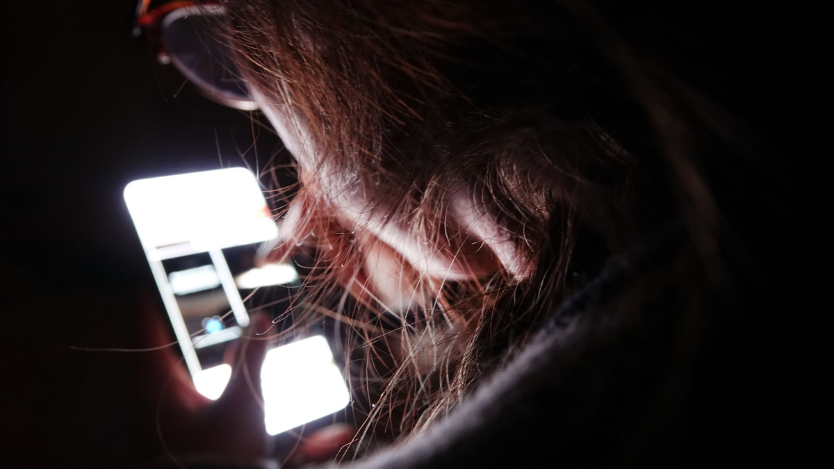 Für die Umsetzung des Gesetzes sind die Tech-Unternehmen verantwortlich. (Symbolbild) - Foto: Weronika Peneshko/dpa/dpa-tmn