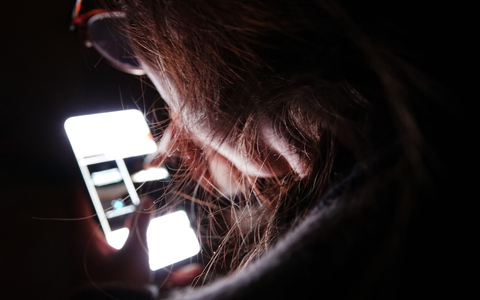 Für die Umsetzung des Gesetzes sind die Tech-Unternehmen verantwortlich. (Symbolbild) - Foto: Weronika Peneshko/dpa/dpa-tmn