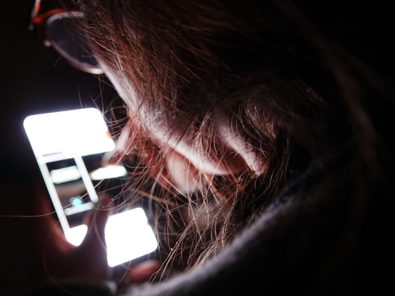 Für die Umsetzung des Gesetzes sind die Tech-Unternehmen verantwortlich. (Symbolbild) - Foto: Weronika Peneshko/dpa/dpa-tmn