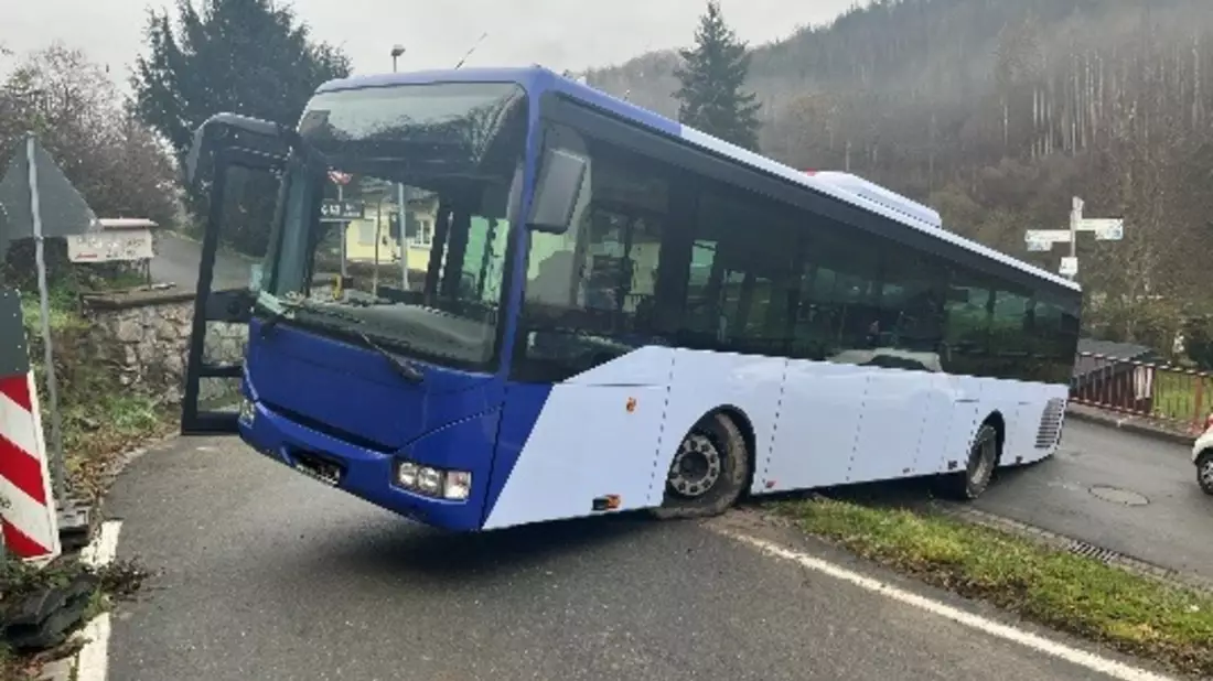 POL-PDMT: Laurenburg. Bus verursacht Schaden und fährt sich fest - Bild: presseportal.de