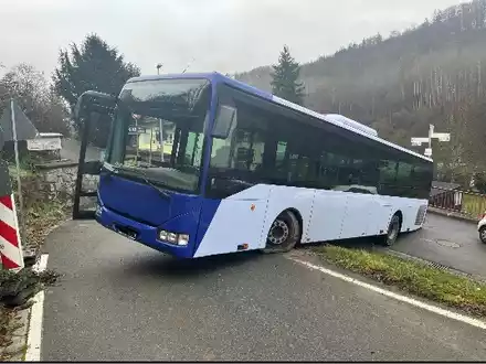 POL-PDMT: Laurenburg. Bus verursacht Schaden und fährt sich fest - Foto: presseportal.de