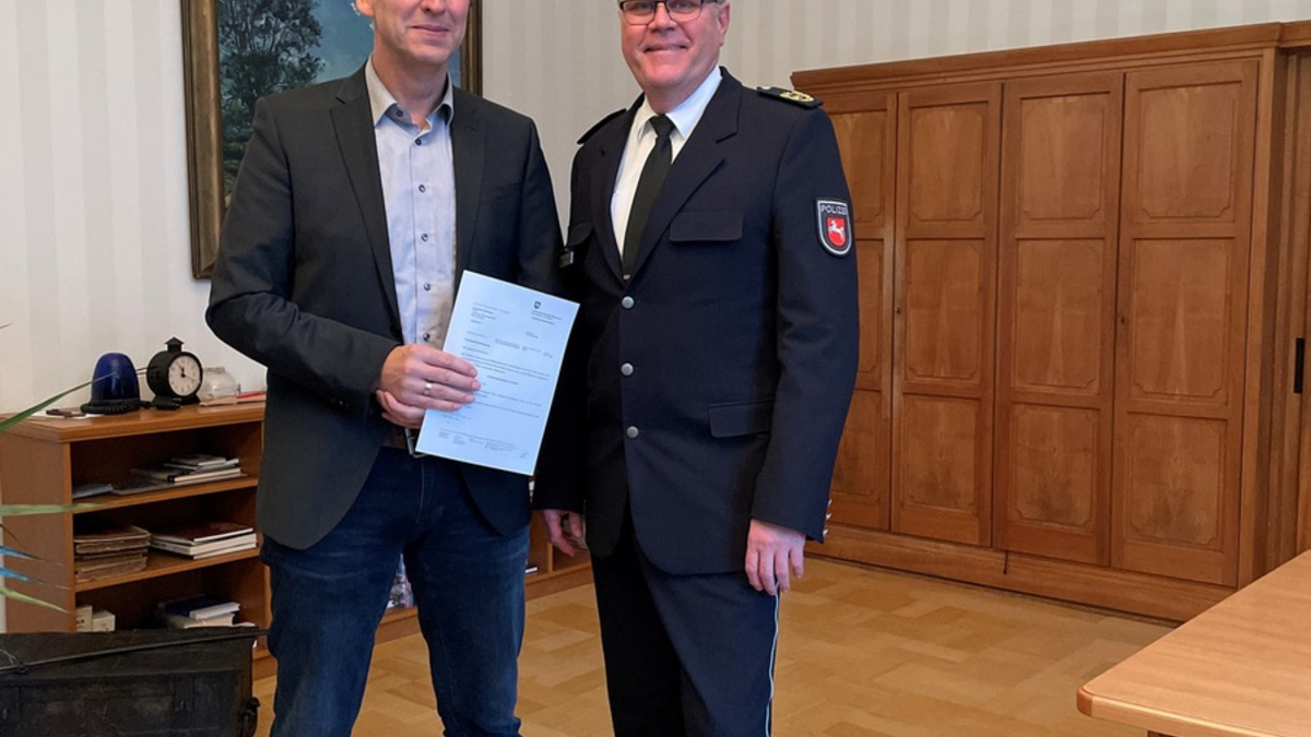 POL-OLD: +++ Polizeipräsident Andreas Sagehorn überträgt Arne Schmidt Dienstposten als Polizeivizepräsident +++ - Foto: presseportal.de