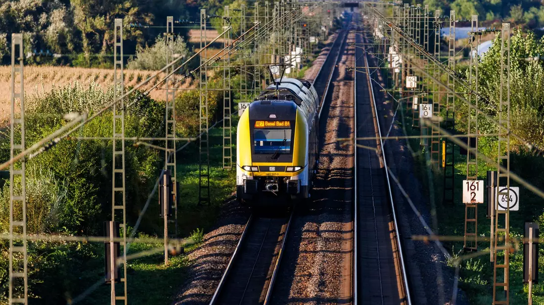 Wegen einer beschädigten Oberleitung war die Rheintalbahnstrecke gesperrt (Symbolbild) - Bild: Philipp von Ditfurth/dpa