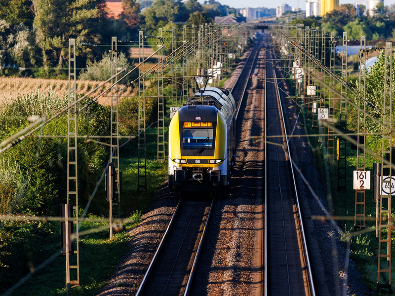 Wegen einer beschädigten Oberleitung war die Rheintalbahnstrecke gesperrt (Symbolbild) - Foto: Philipp von Ditfurth/dpa