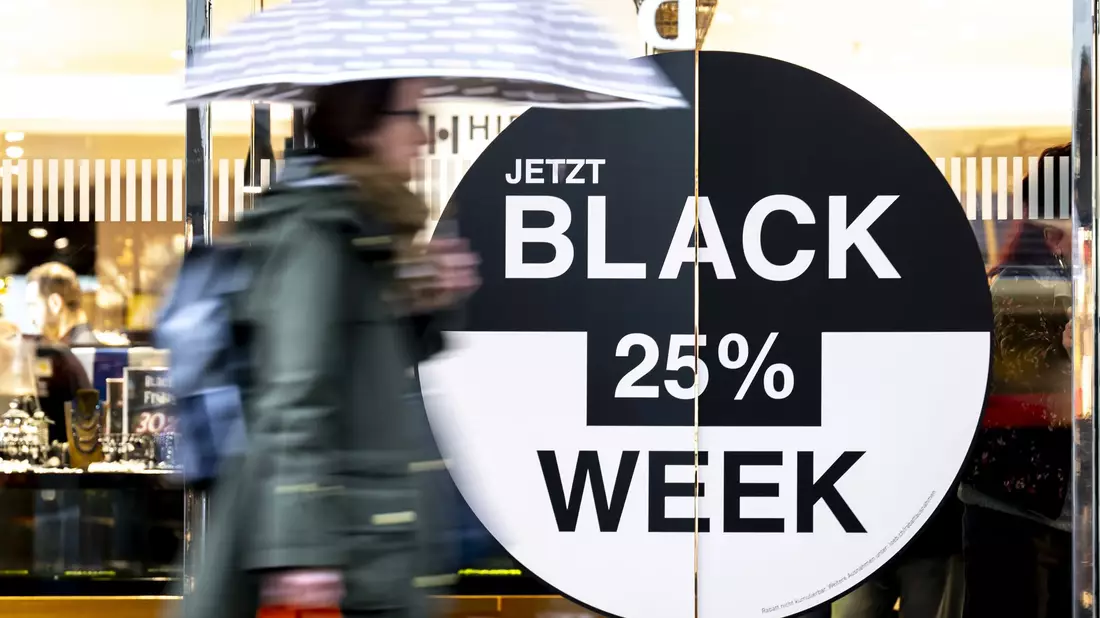 Cyberkriminalitätsexperten warnen Verbraucher vor Betrügern beim Black Friday. - Bild: Anthony Anex/KEYSTONE/dpa