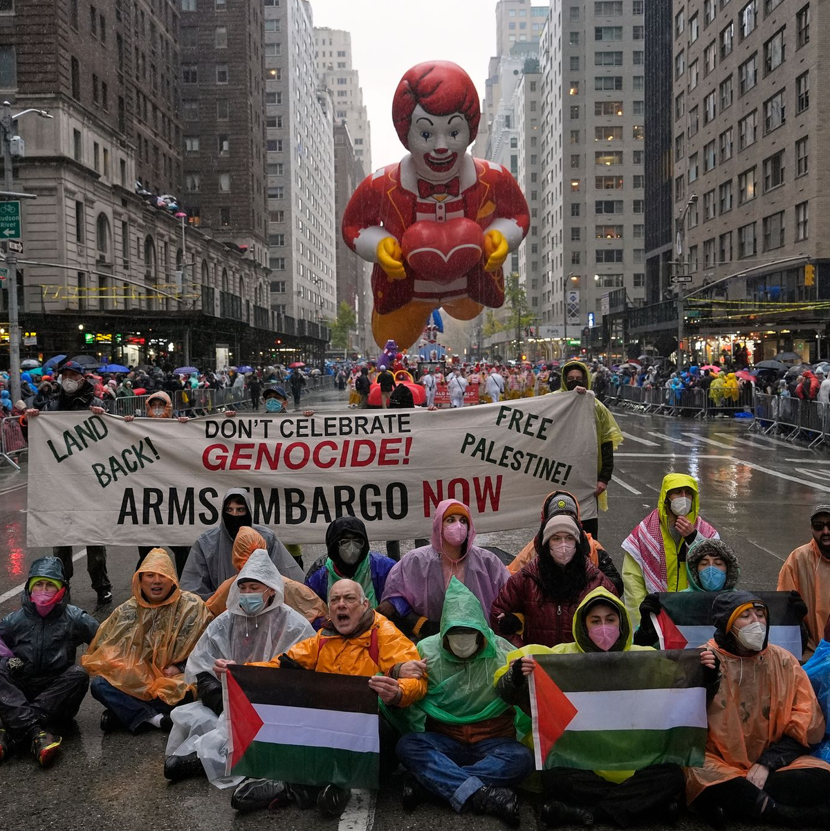 Propalästinensische Demonstranten nutzen die populäre Parade - Foto: Julia Demaree Nikhinson/AP