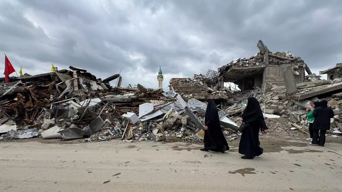 Nach Inkrafttreten der Waffenruhe bleibt Skepsis, ob die Vereinbarung hält. - Bild: Bassam Hatoum/AP/dpa