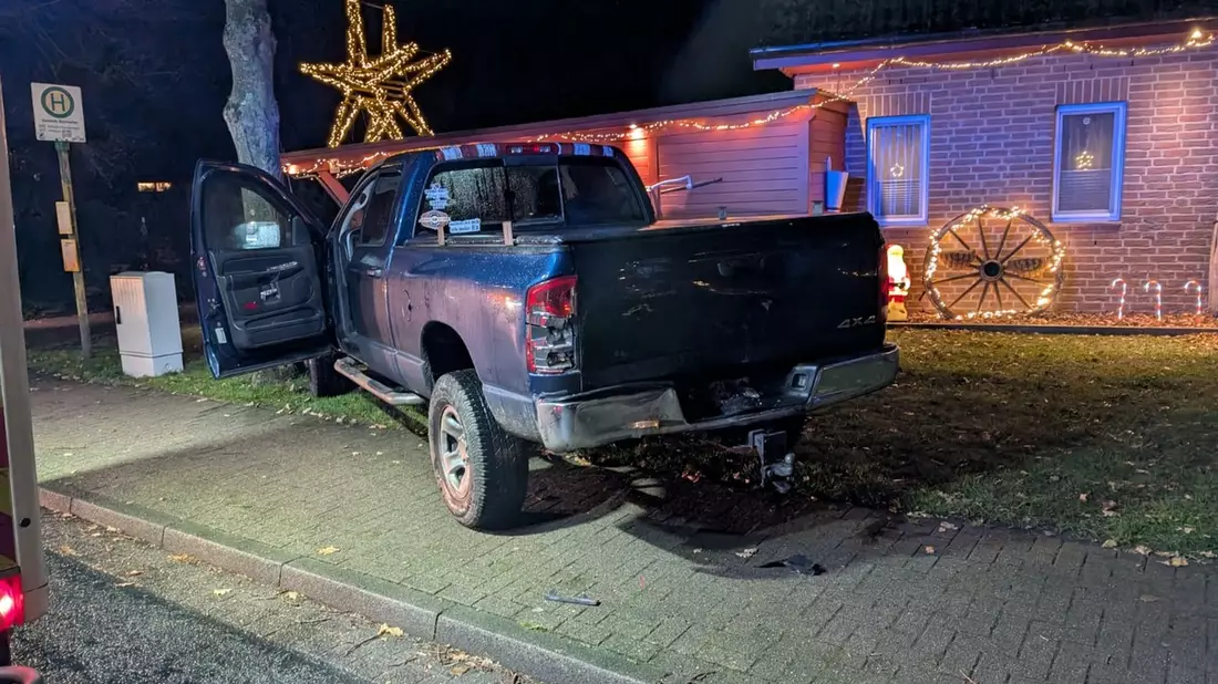 FFW Schiffdorf: Pkw prallt gegen parkendes Fahrzeug - Bild: presseportal.de