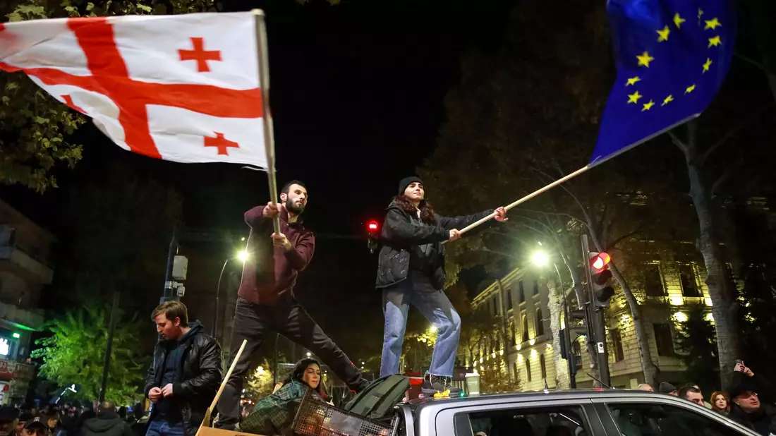 Die Demonstranten in Tiflis hoffen auf eine Annäherung an Europa. (Archivbild) - Bild: Zurab Tsertsvadze/AP/dpa