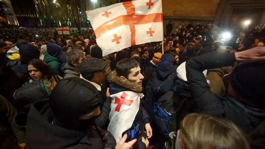 Die Demonstranten in Tiflis hoffen auf eine Annäherung an Europa. - Bild: Zurab Tsertsvadze/AP