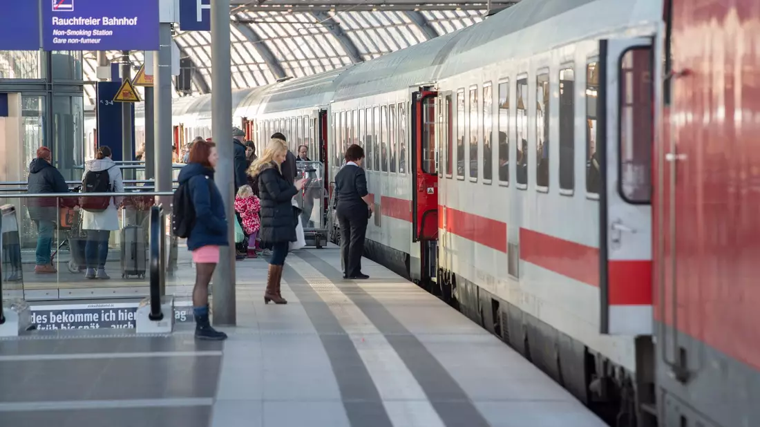 Bahnfahrer können sich voraussichtlich über eine wieder freie Strecke freuen. (Archivbild)  - Bild: Paul Zinken/dpa