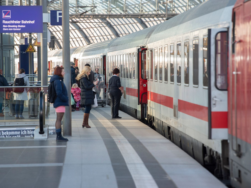 Bahnfahrer können sich voraussichtlich über eine wieder freie Strecke freuen. (Archivbild)  - Foto: Paul Zinken/dpa