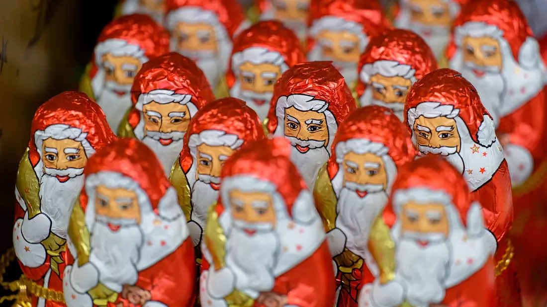 Schoko-Weihnachtsmänner sind in diesem Jahr vielfach deutlich teurer als 2023. - Bild: Henning Kaiser/dpa