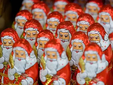 Schoko-Weihnachtsmänner sind in diesem Jahr vielfach deutlich teurer als 2023. - Foto: Henning Kaiser/dpa