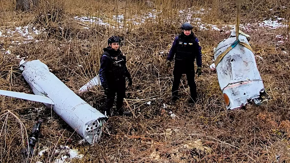 Trümmer eines russischen Marschflugkörpers, der über Kiew abgeschossen wurde. - Bild: Uncredited/Ukrainian Emergency Service/AP/dpa