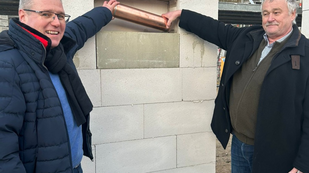 FFW Fredenbeck: Grundsteinlegung für neues Feuerwehrhaus in Deinste / eine Zeitkapsel für die Nachwelt - Foto: presseportal.de