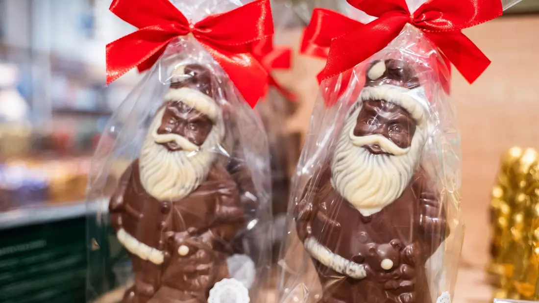 Verbraucherinnen und Verbraucher müssen für Schokoladenweihnachtsmänner mehr Zahlen als vor einem Jahr.  - Bild: Alicia Windzio/dpa