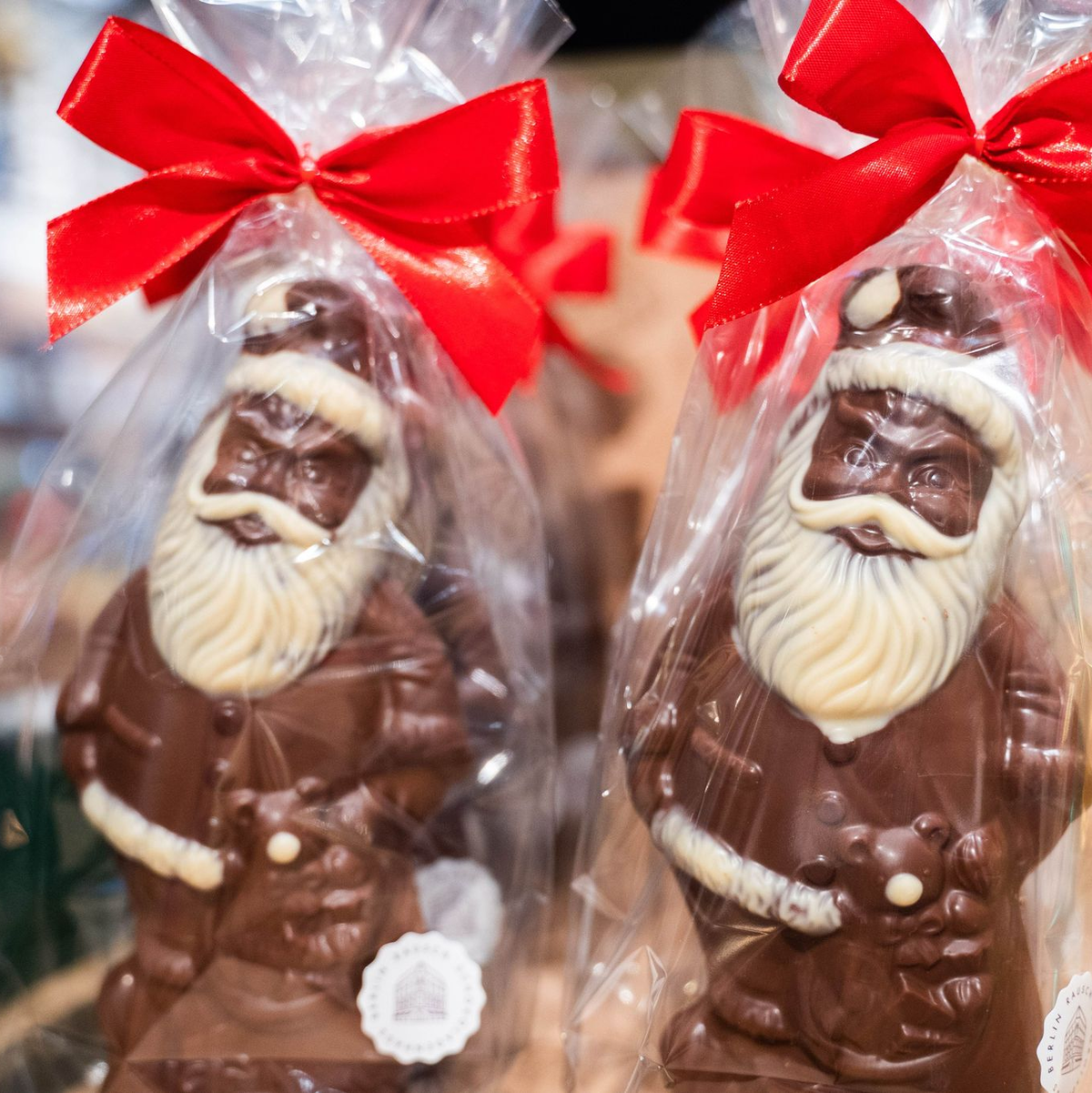 Verbraucherinnen und Verbraucher müssen für Schokoladenweihnachtsmänner mehr Zahlen als vor einem Jahr.  - Foto: Alicia Windzio/dpa