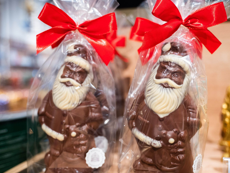 Verbraucherinnen und Verbraucher müssen für Schokoladenweihnachtsmänner mehr Zahlen als vor einem Jahr.  - Foto: Alicia Windzio/dpa