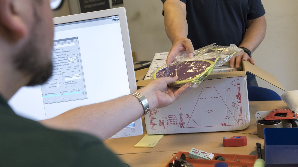 HZA-SB: Nicht nur zur Weihnachtszeit; Wie Ihr Paket durch den ZOLL kommt - Foto: presseportal.de