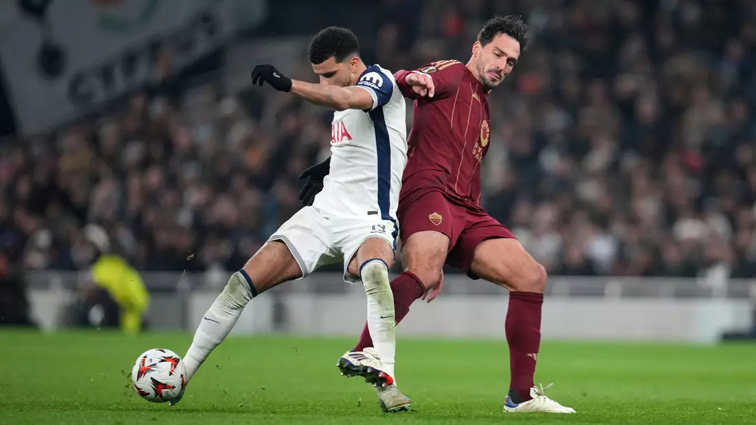 Ex-Nationalspieler Mats Hummels (r) traf für die Roma gegen Tottenham. - Bild: John Walton/PA Wire/dpa