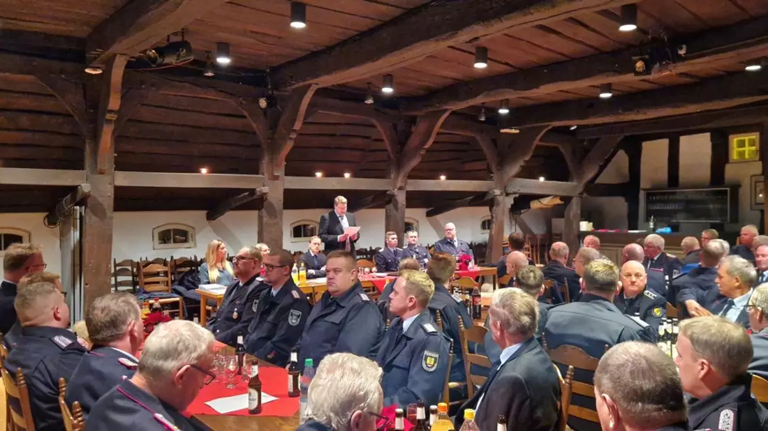 FFW Schiffdorf: Ehrungen und Beförderungen beim Jahreskameradschaftsabend der Gemeindefeuerwehr Schiffdorf - Bild: presseportal.de