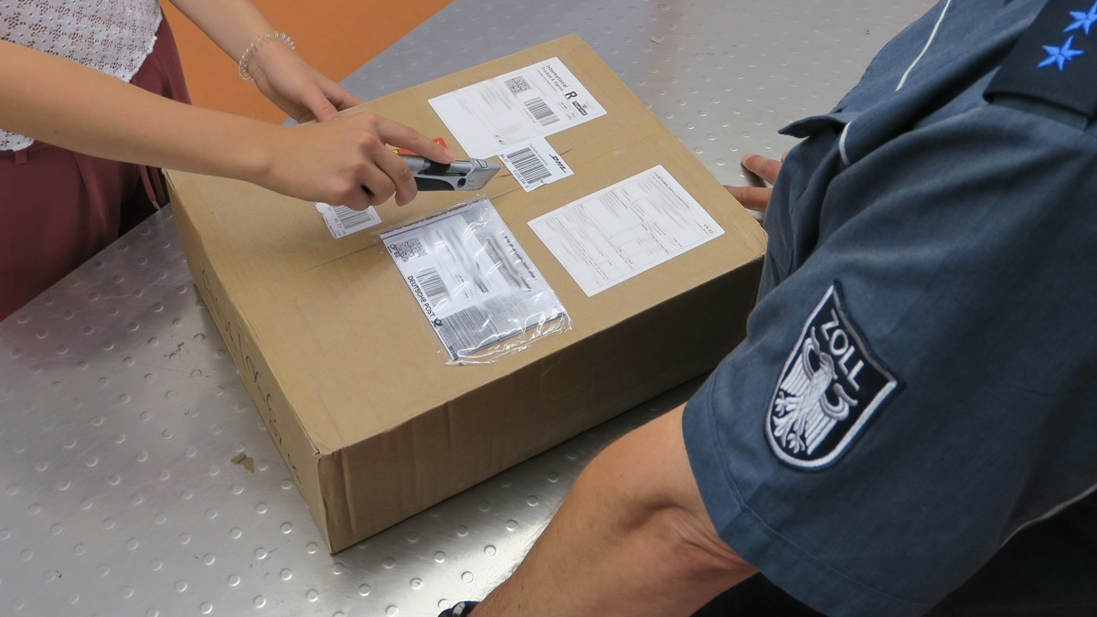 HZA-N: Nicht nur zur Weihnachtszeit: Wie das Paket durch den Zoll kommt - Foto: Zoll, presseportal.de