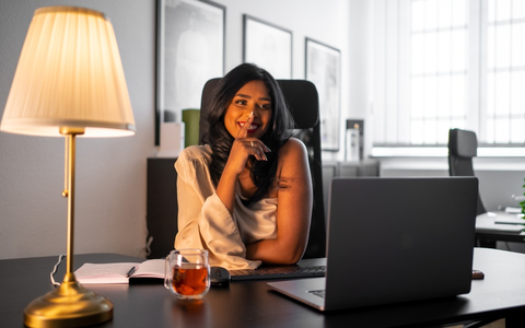 Die Beauty-Lüge: Reich werden durch Kosmetikschulungen - Banu Suntharalingam klärt auf - Foto: presseportal.de Die Beauty-Lüge: Reich werden durch Kosmetikschulungen - Banu Suntharalingam klärt auf - Foto: presseportal.de