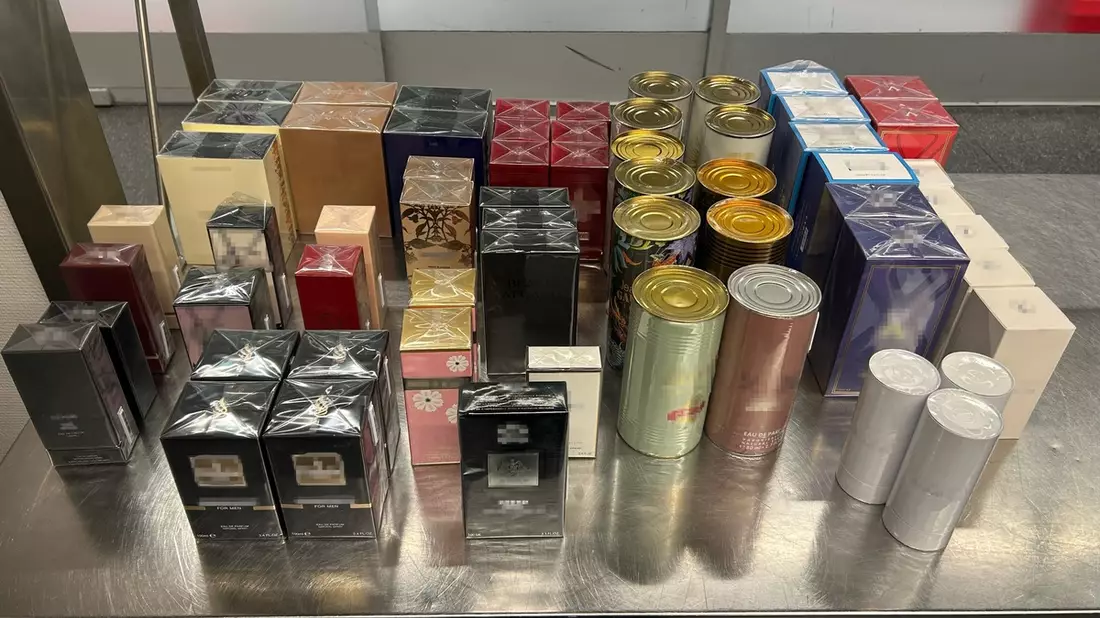 HZA-D: Zoll hat den richtigen Riecher bei Parfumschmuggel / Düsseldorfer Zoll findet am Flughafen 61 Stück mutmaßlich gefälschte Parfums bei Reisendem und leitet Strafverfahren ein - Bild: presseportal.de