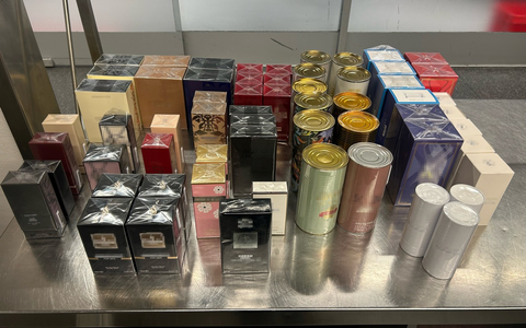 HZA-D: Zoll hat den richtigen Riecher bei Parfumschmuggel / Düsseldorfer Zoll findet am Flughafen 61 Stück mutmaßlich gefälschte Parfums bei Reisendem und leitet Strafverfahren ein - Foto: presseportal.de