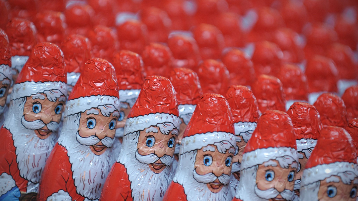 Schoko-Weihnachtsmänner sind beliebt - sowohl bei Kindern als auch bei Erwachsenen. - Foto: Oliver Mehlis/dpa-Zentralbild/dpa