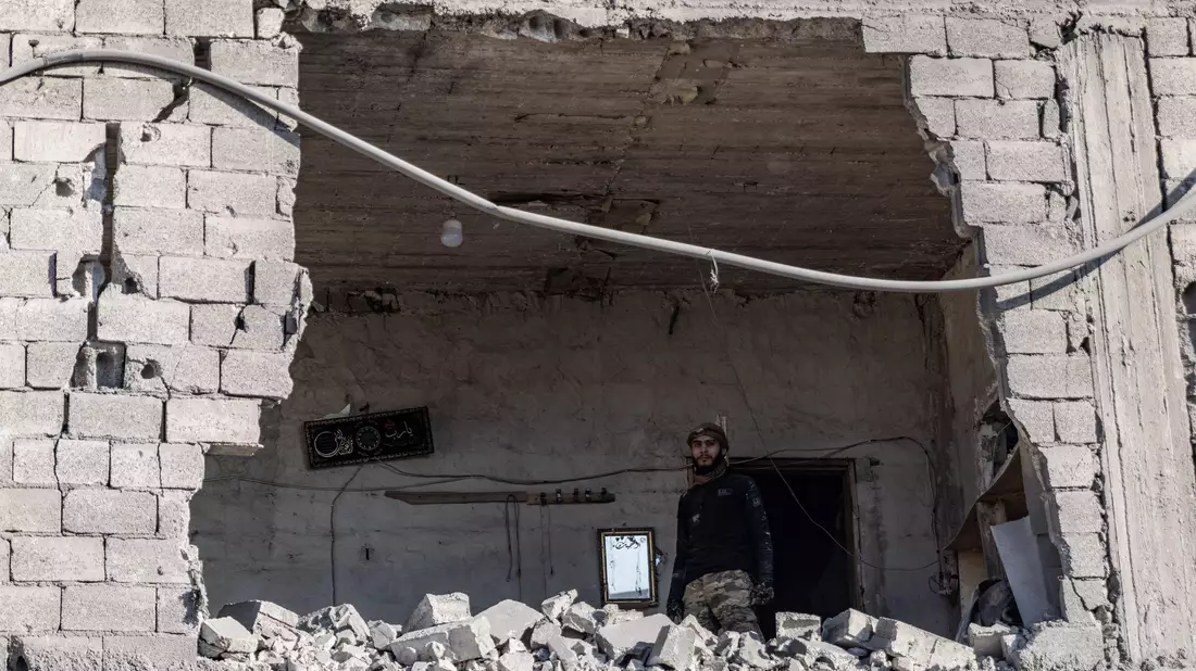 Ein Mann steht nach einem Luftangriff auf die Stadt Atarib in der Umgebung von Aleppo in einem zerstörten Gebäude. (Archivbild) - Bild: Anas Alkharboutli/dpa