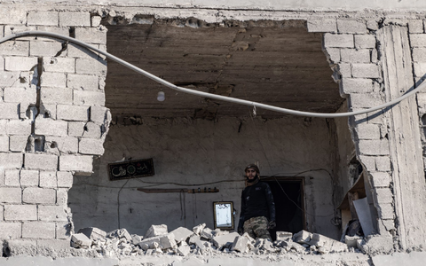 Ein Mann steht nach einem Luftangriff auf die Stadt Atarib in der Umgebung von Aleppo in einem zerstörten Gebäude. (Archivbild) - Foto: Anas Alkharboutli/dpa